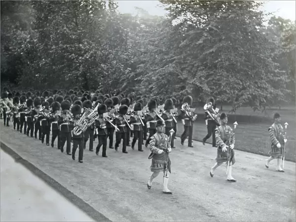 1910 band and drums entering buckingham palace