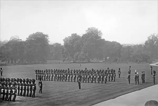 Royal Review of Regiment 1910 Grenadiers1189