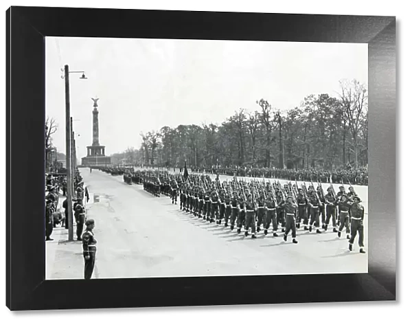1st battalion march past berlin victory parade