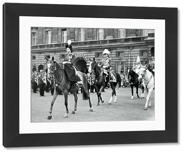 trooping the colour hm the queen buckingham palace