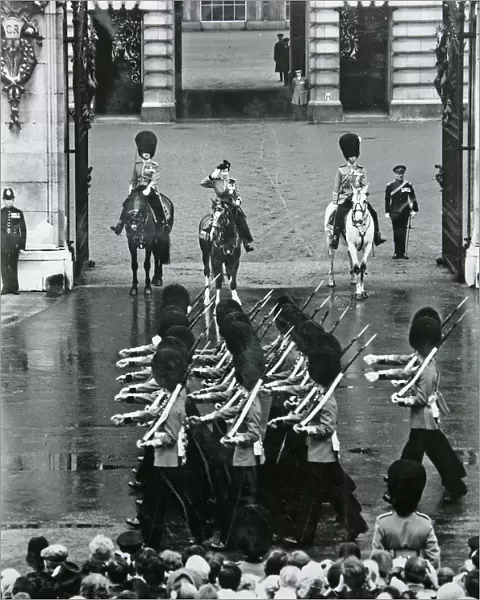 hm the queen trooping the colour buckingham palace