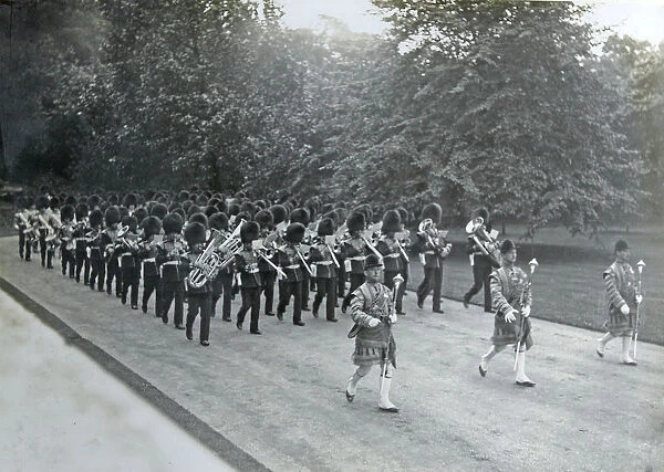 1910 band and drums entering buckingham palace