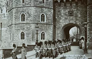 1900's UK Gallery: dismounting the guard in winter windsor