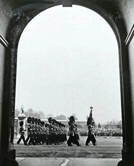 1950s, 1960s and 1970s Gallery: trooping the colour march past buckingham palace